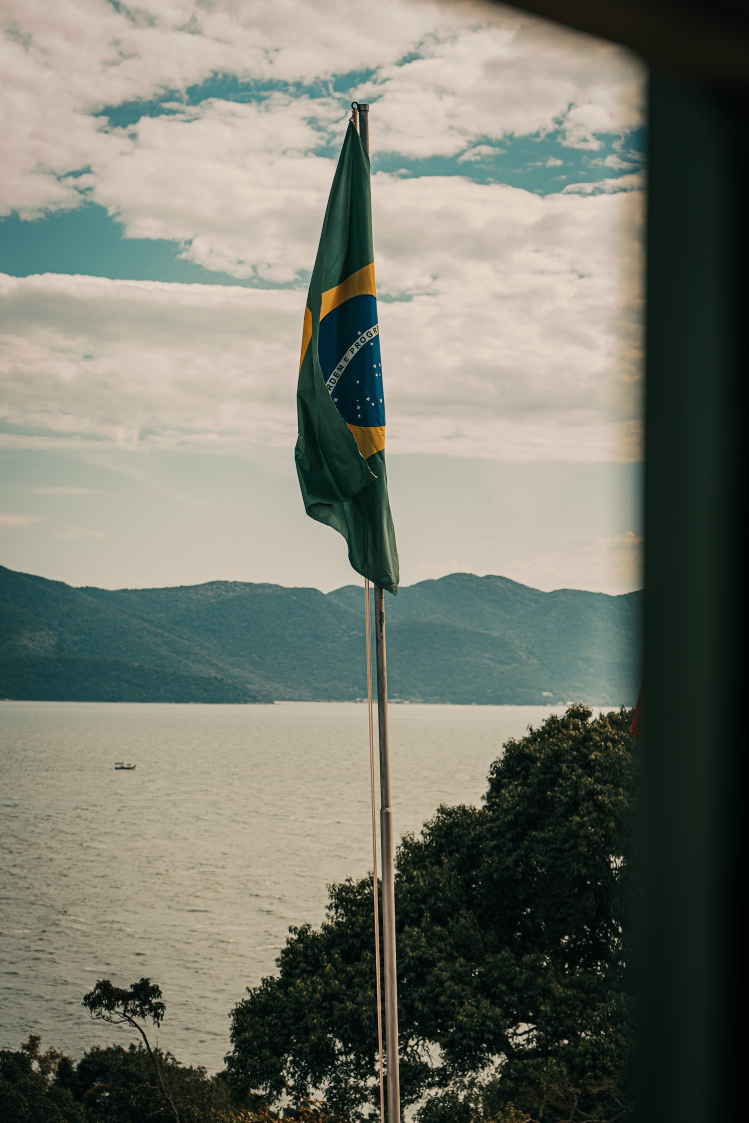 Bandeira do Brasil sobre o mar