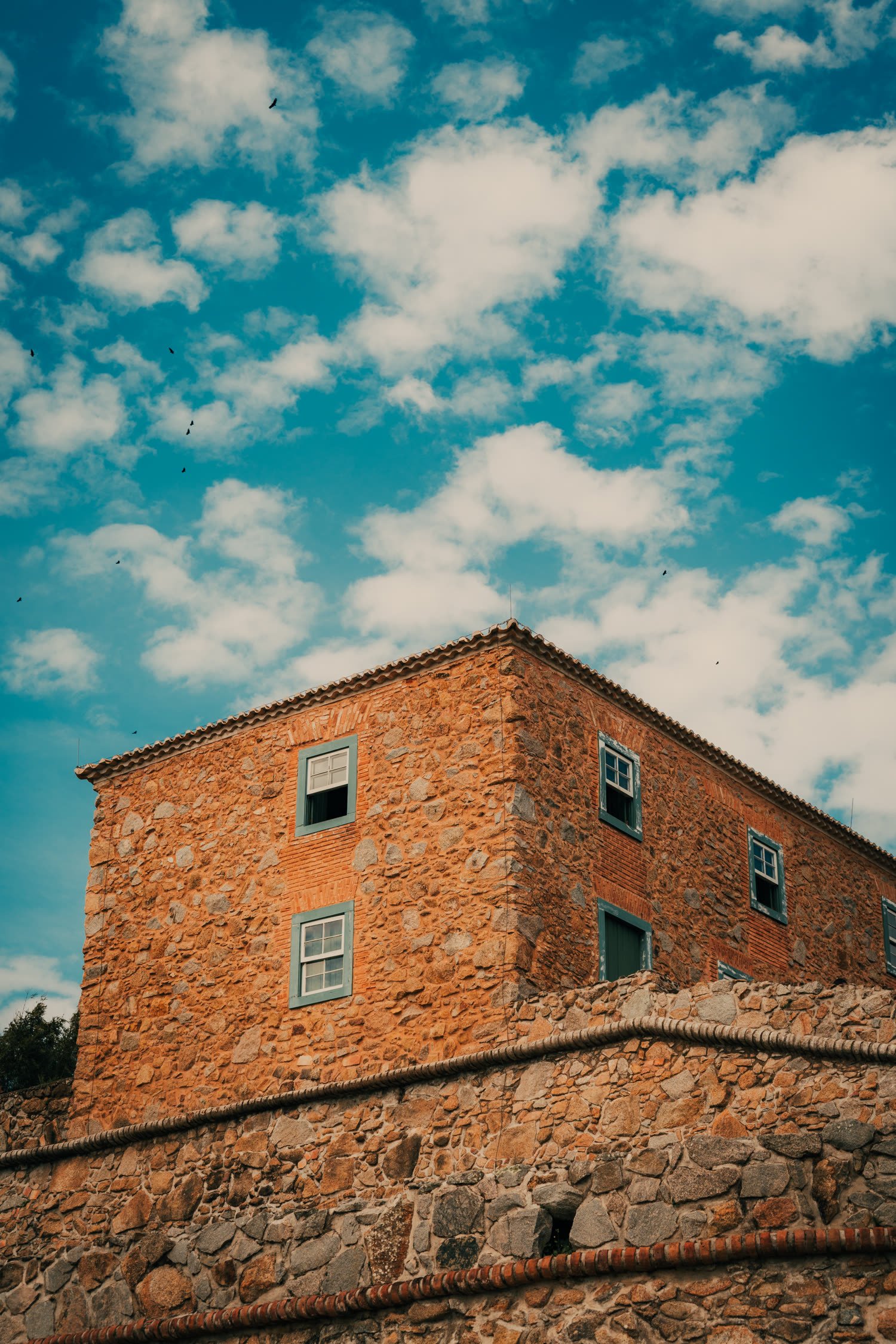 Casarão de pedra sob céu azul