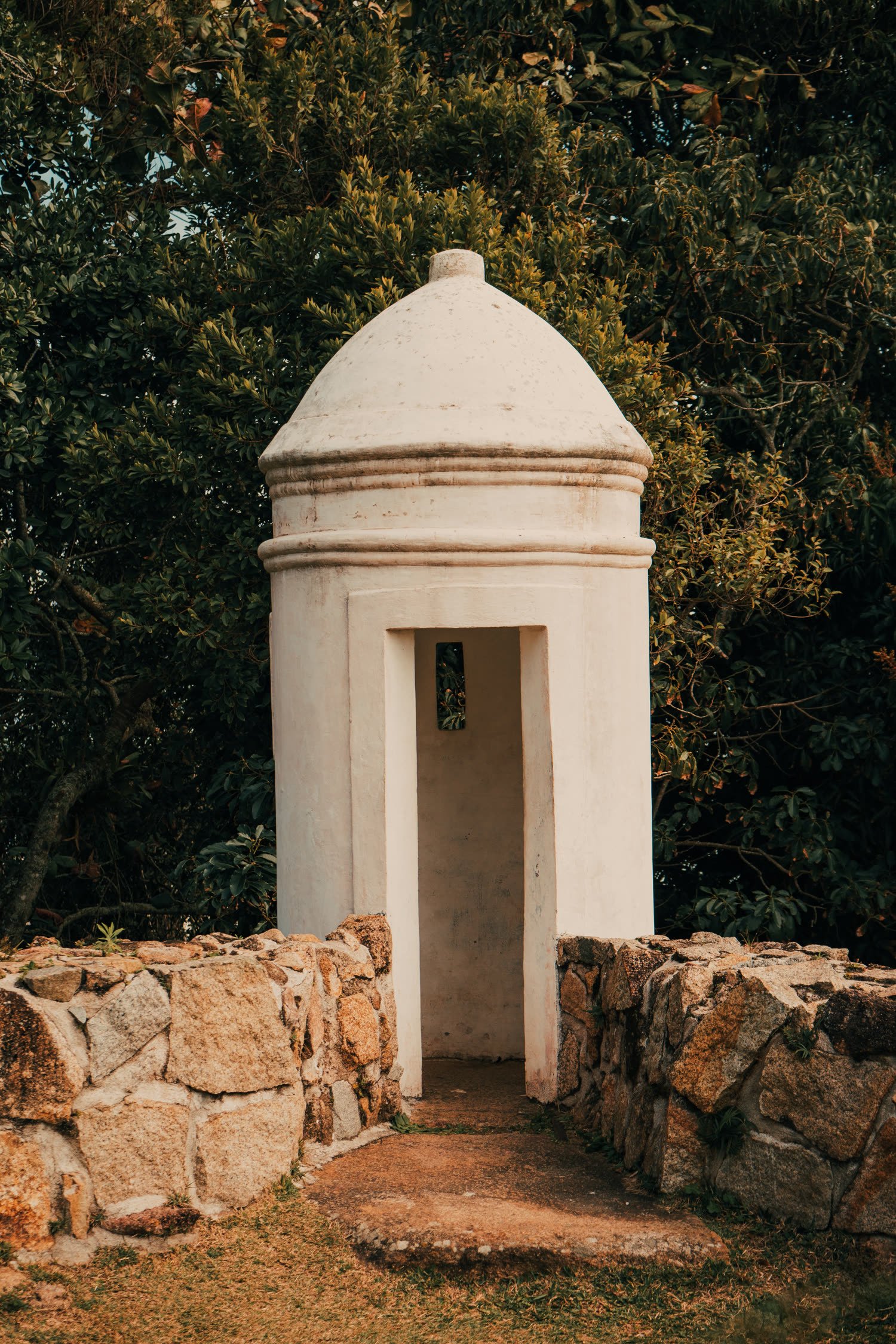 Guarita histórica entre árvores
