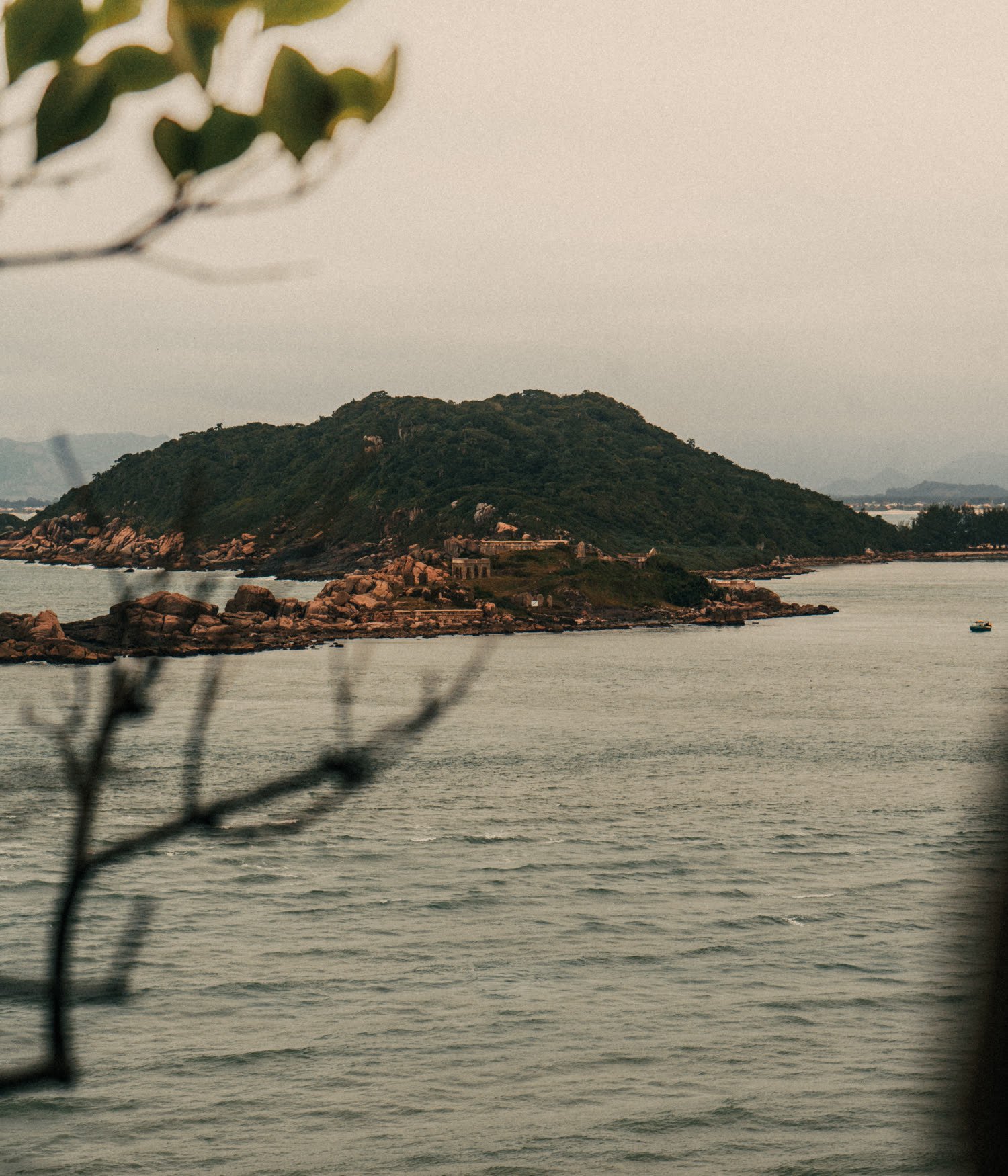 Morro sobre o mar ao entardecer